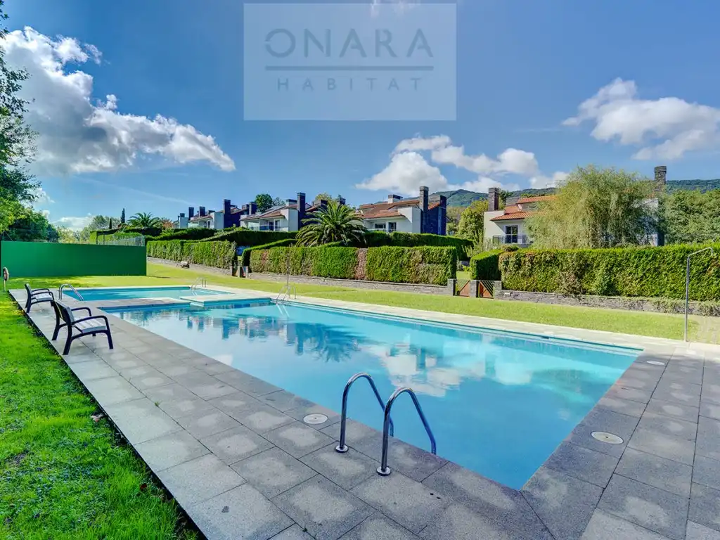 Piscina de Casa adosada en venta en Hondarribia con Jardín privado y Piscina comunitaria