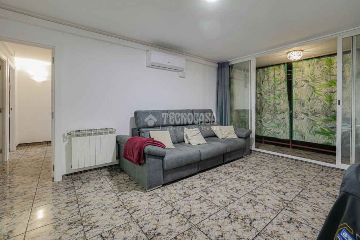 Sala d'estar de Pis en venda en L'Hospitalet de Llobregat amb Balcó