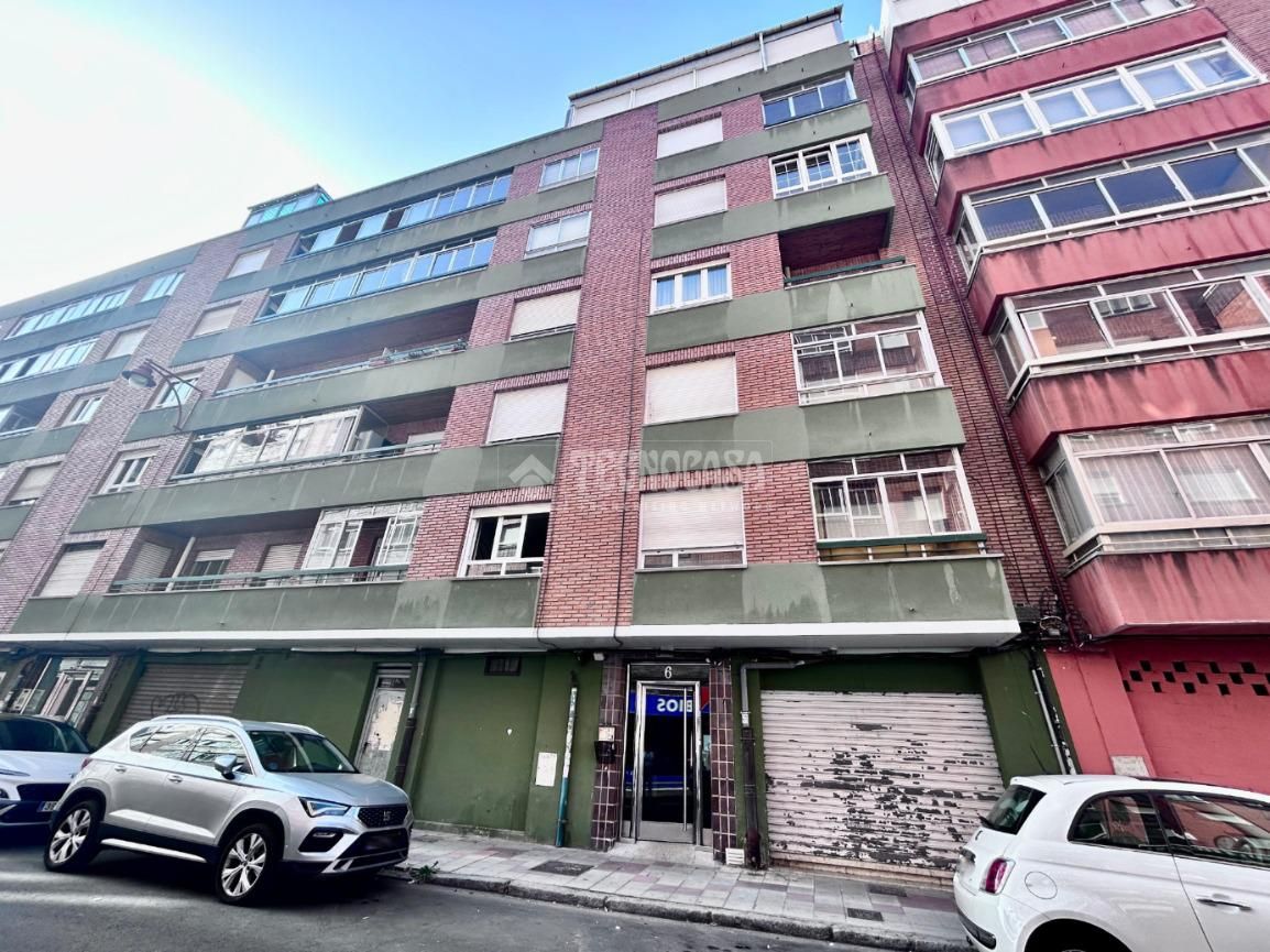 Vista exterior de Pis en venda en León Capital  amb Calefacció, Parquet i Terrassa