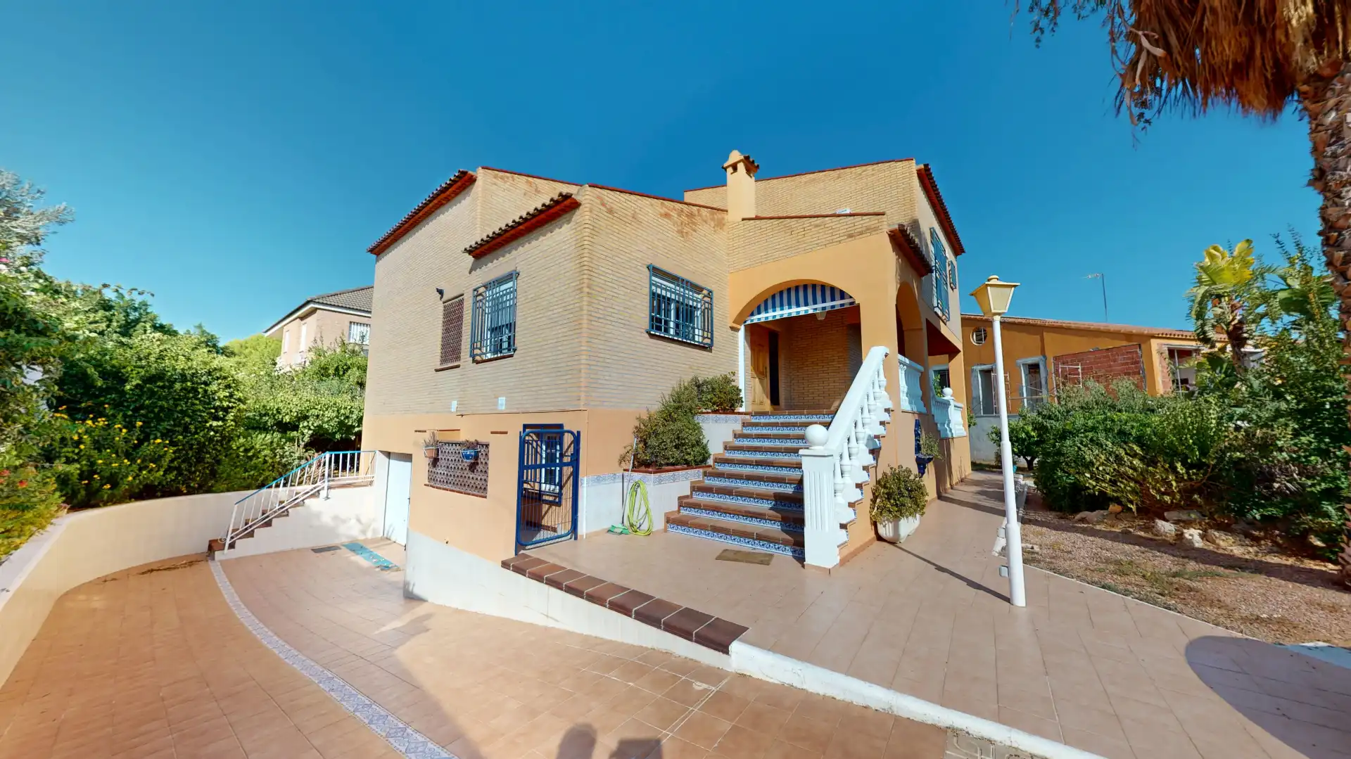 Außenansicht von Haus oder Chalet zum Verkauf in Mutxamel mit Klimaanlage, Privatgarten und Terrasse