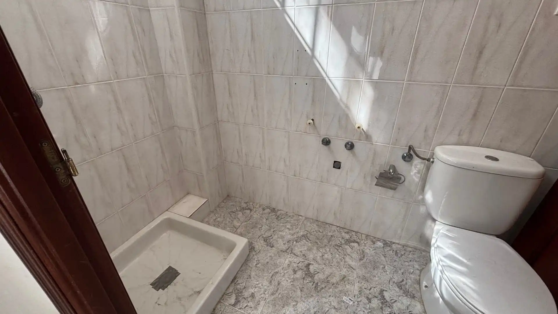 Badezimmer von Geschaftsraum zur Miete in Lloret de Mar mit Terrasse