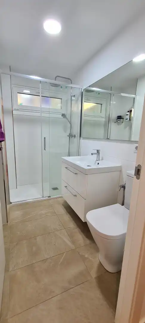 Bathroom of Flat for rent in Vigo   with Heating, Parquet flooring and Oven
