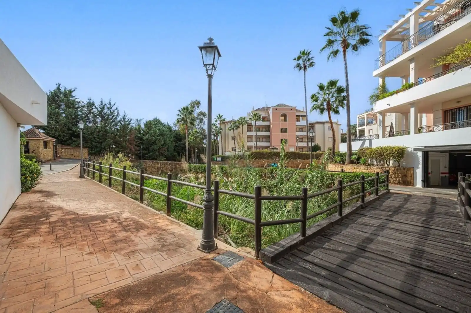 Vista exterior de Piso en venta en Marbella con Terraza y Piscina comunitaria