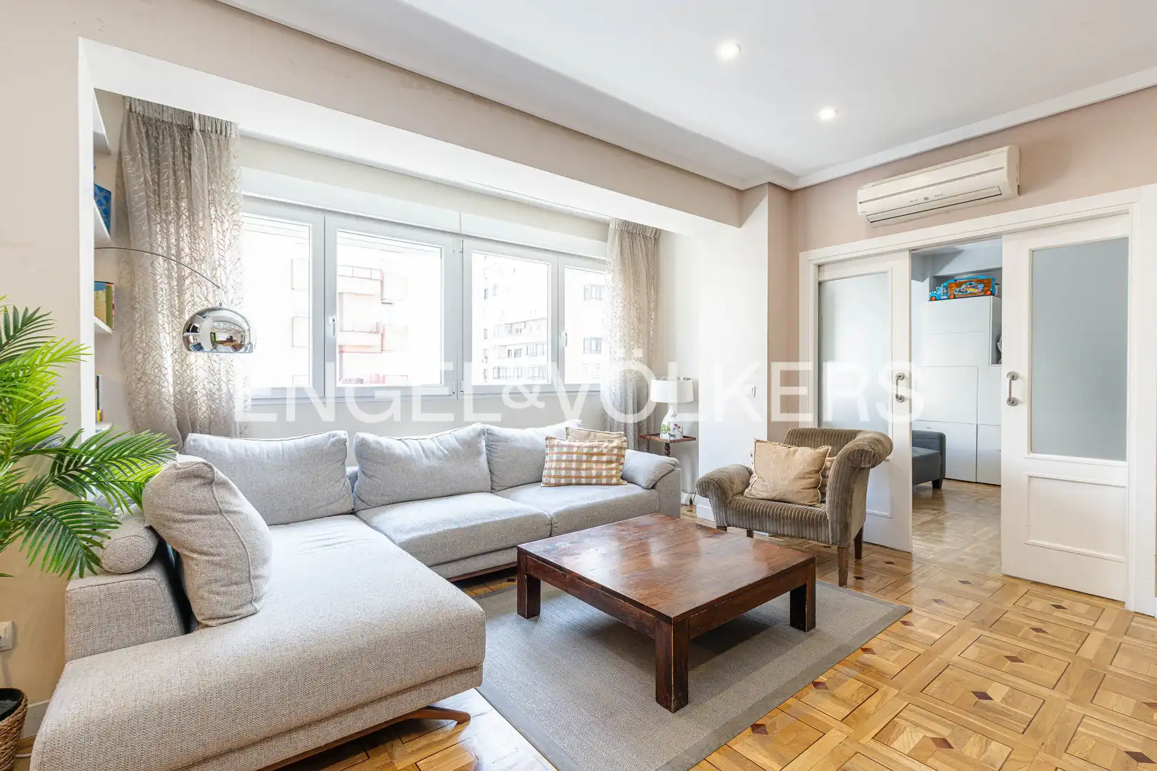 Living room of Flat for sale in  Madrid Capital  with Air Conditioner, Heating and Parquet flooring