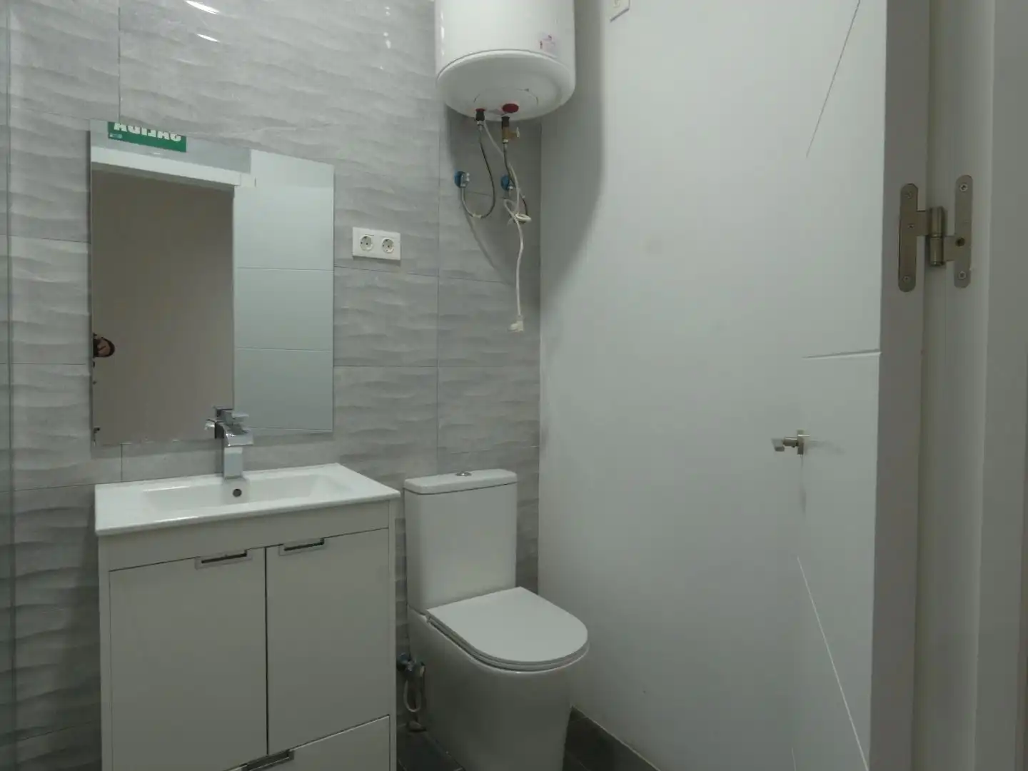 Bany de Local en venda en Madrid amb Aire condicionat, Calefacció i Terrassa