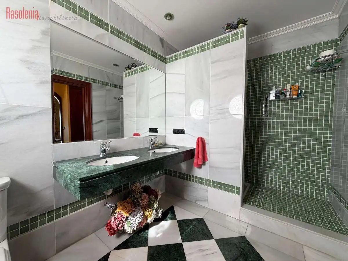 Bathroom of Houses for sale in Vigo   with Heating, Private garden and Terrace