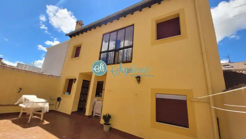 Vista exterior de Casa o chalet en venta en Segovia Capital con Calefacción, Parquet y Terraza