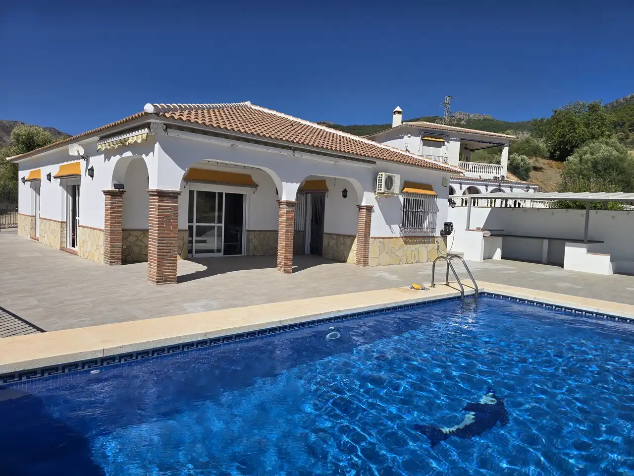 Casa amb piscina en venda a Alcaucín