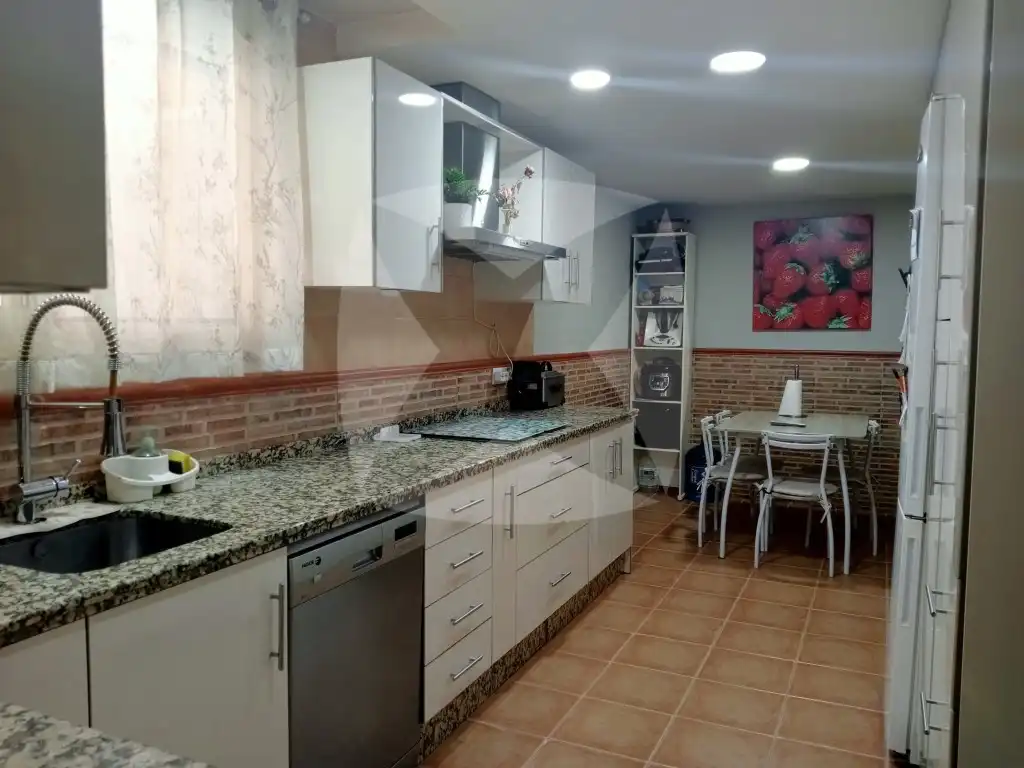 Cuina de Casa adosada en venda en Cáceres amb Terrassa