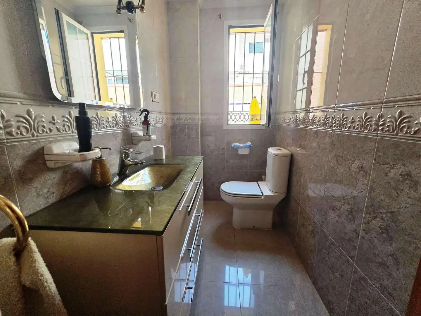Bany de Casa o xalet en venda en Bormujos amb Aire condicionat i Piscina