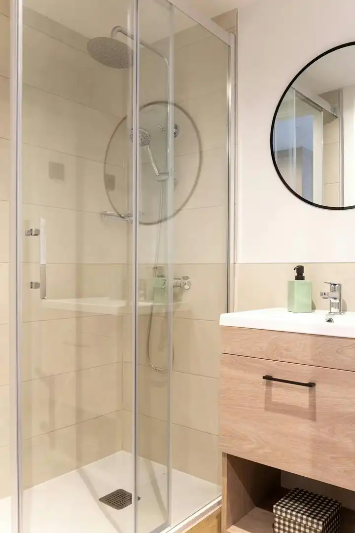 Badezimmer von Wohnung zur Miete in Barcelona mit Klimaanlage und Heizung