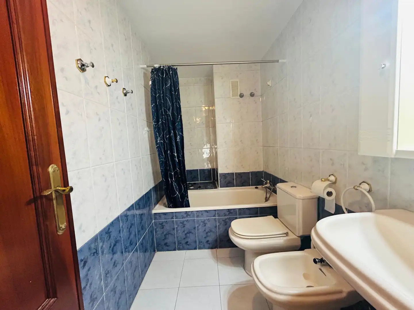 Baño de Piso de alquiler en Aldaia con Aire acondicionado, Terraza y Amueblado