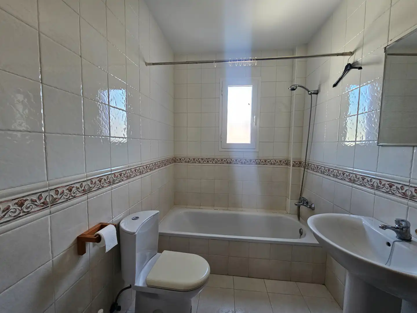 Badezimmer von Einfamilien-Reihenhaus zum Verkauf in Umbrete mit Privatgarten, Abstellraum und Schwimmbad