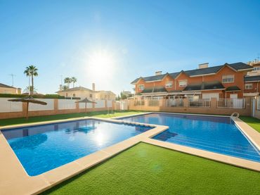 Reihenhaus mit Pool zum Verkauf in Carrer los Montesinos 7