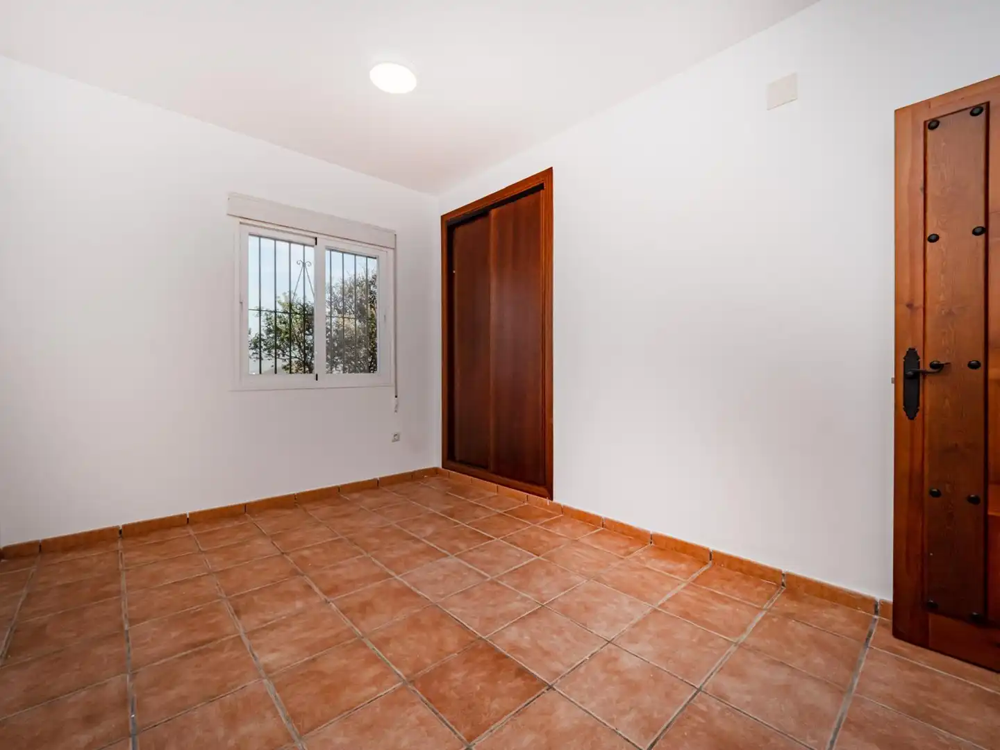 Finca rústica en venta en Viñuela con Terraza, Piscina y Alarma