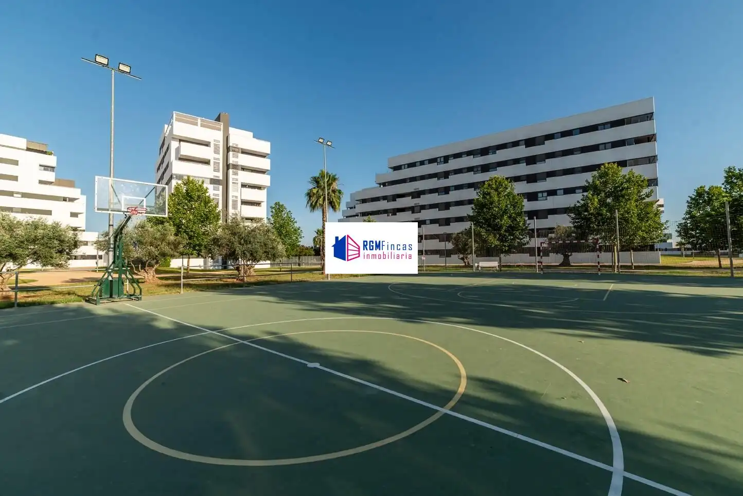 Parking de Piso en venta en Sevilla con Aire acondicionado, Calefacción y Jardín privado