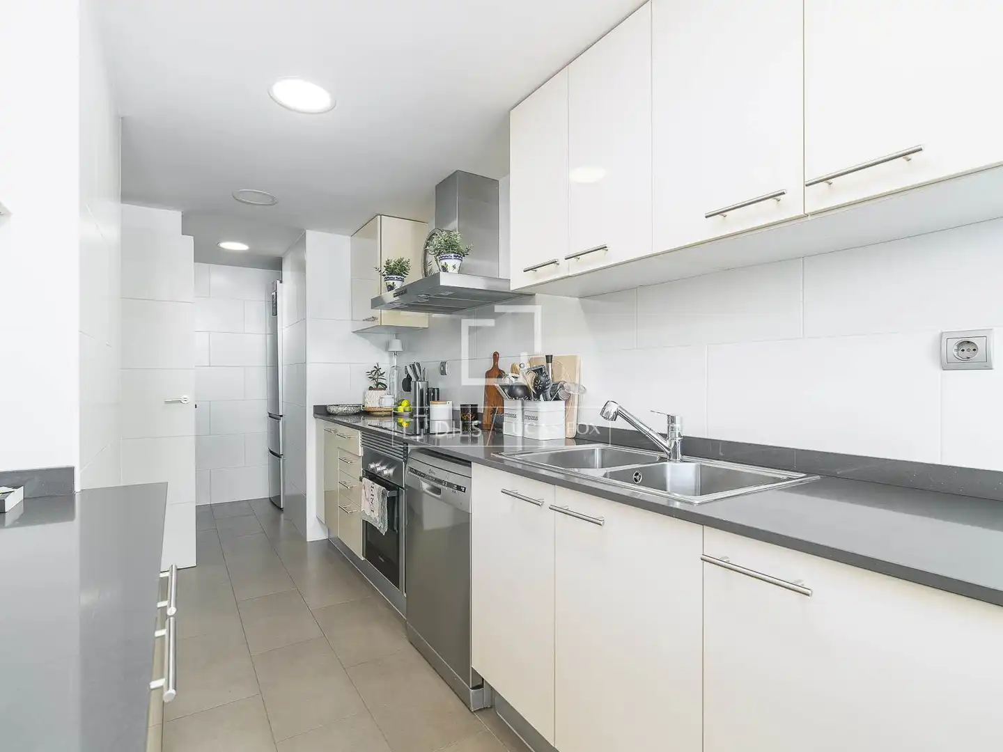 Küche von Wohnung zum Verkauf in Barcelona mit Klimaanlage und Balkon