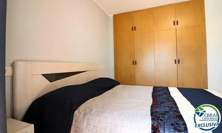 Habitación de Apartamento en venta en Empuriabrava con Calefacción, Jardín privado y Piscina comunitaria