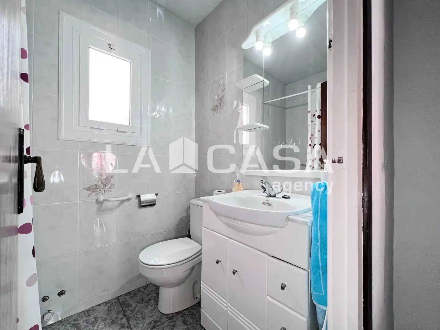 Badezimmer von Wohnung zum Verkauf in Badalona mit Balkon