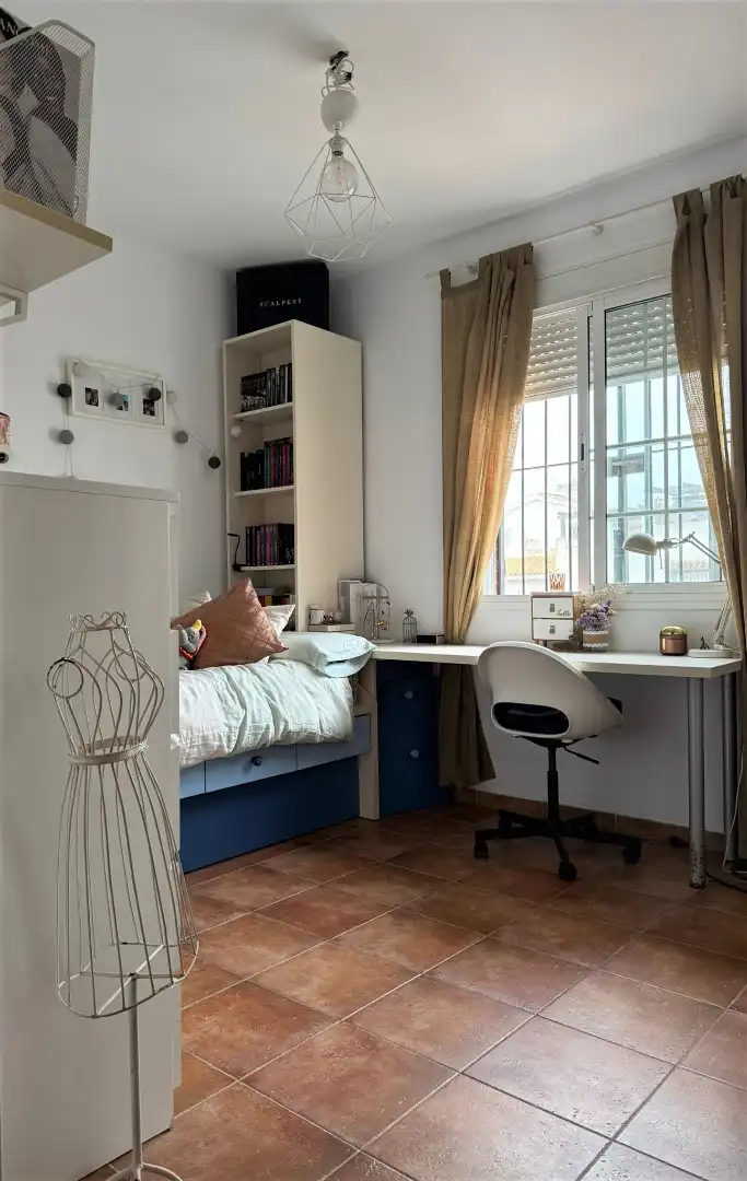 Schlafzimmer von Einfamilien-Reihenhaus zum Verkauf in Dos Hermanas mit Klimaanlage, Möbliert und Ofen