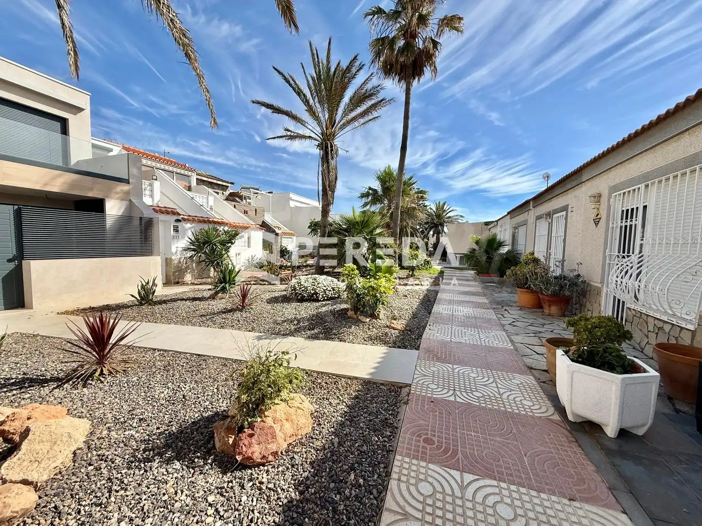 Vista exterior de Casa o xalet en venda en Roquetas de Mar amb Terrassa i Piscina comunitària