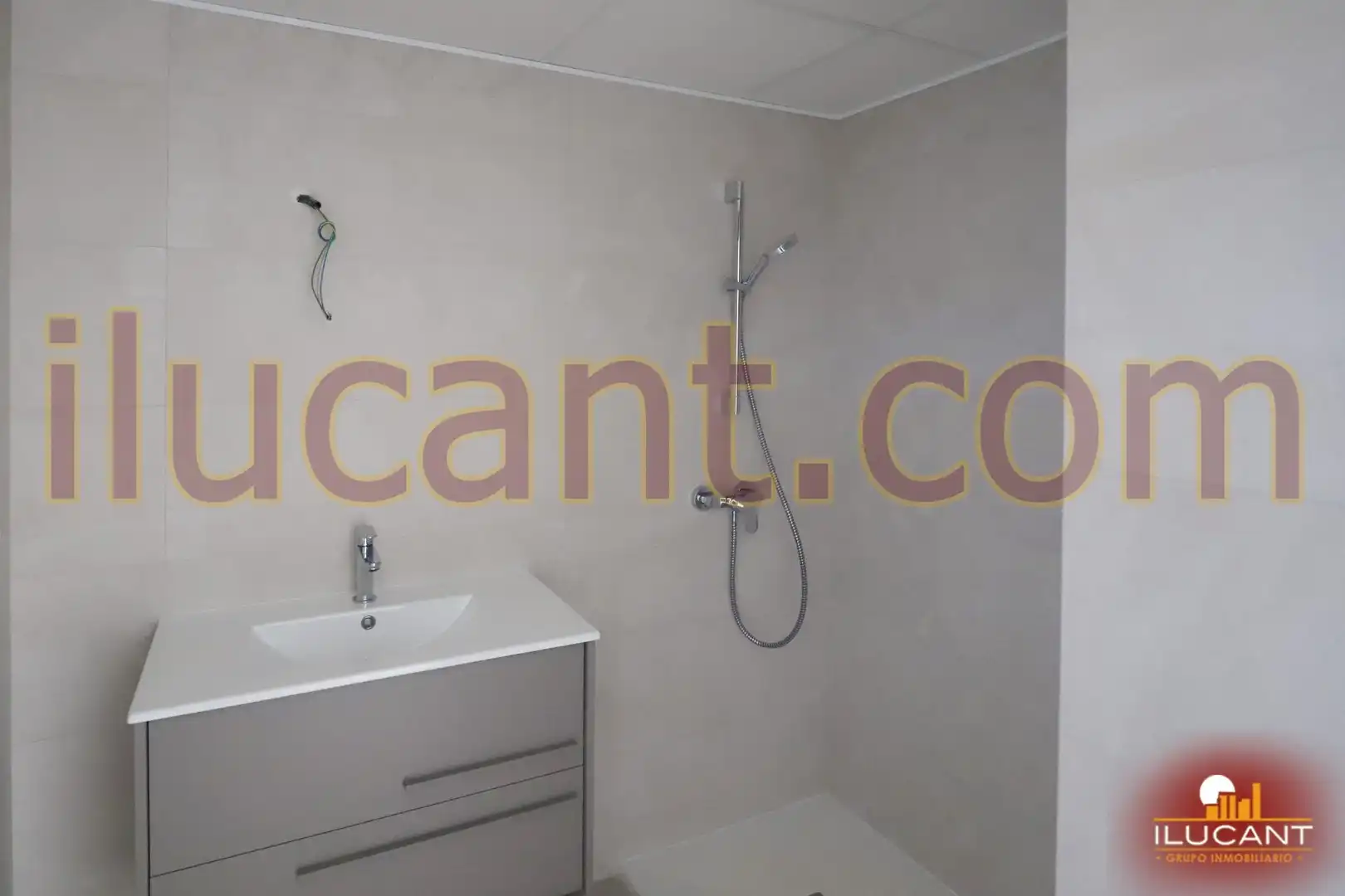 Bany de Pis en venda en Alicante / Alacant amb Aire condicionat, Jardí privat i Balcó