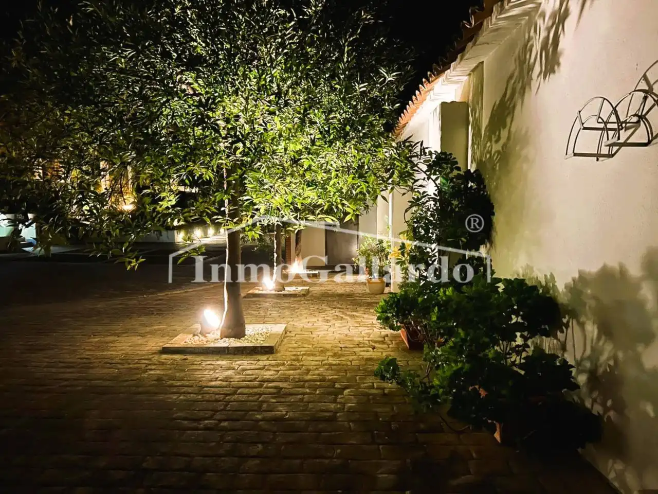 Garden of Buildings for sale in Lucena