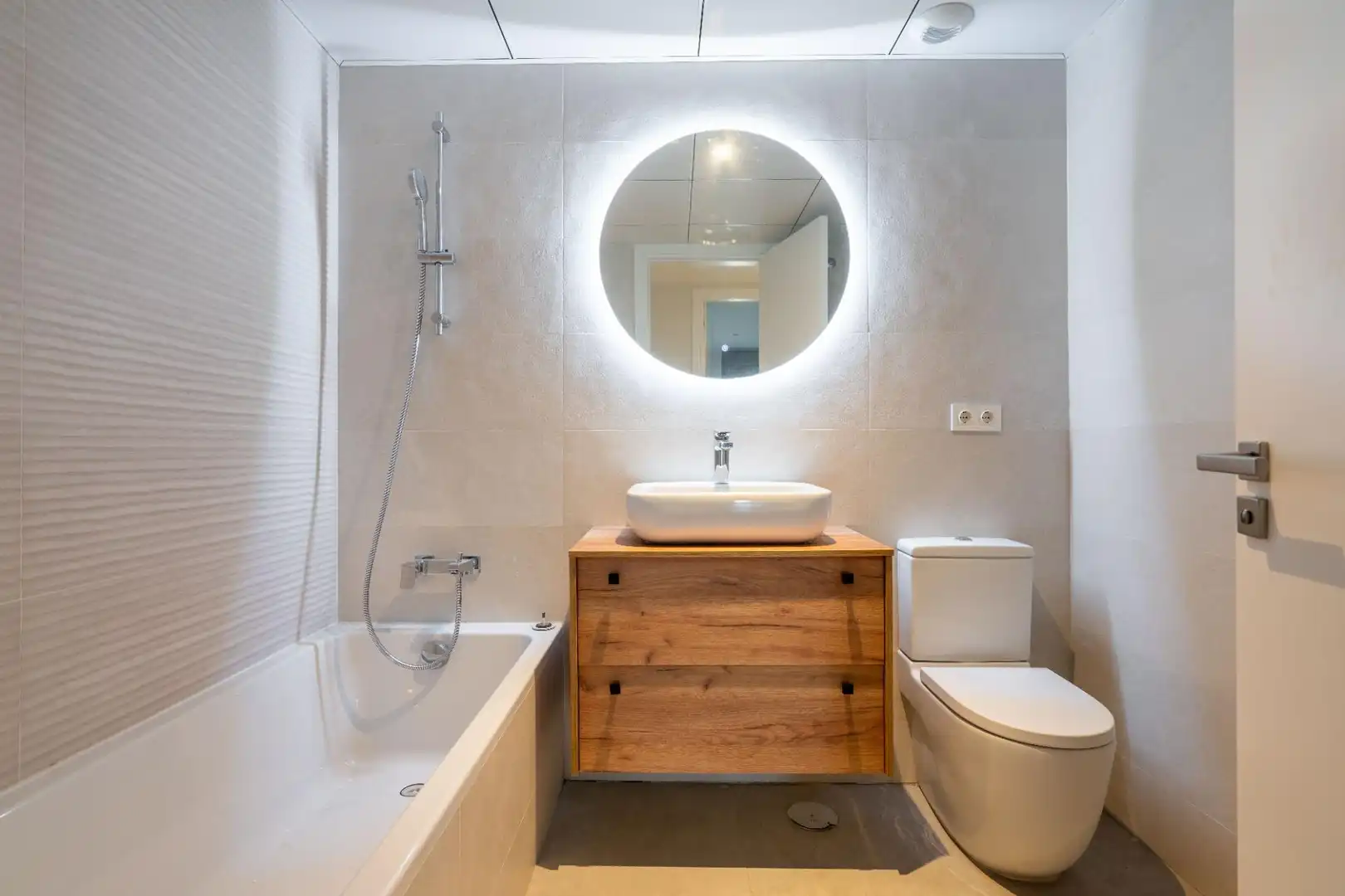 Bathroom of Flat for rent in Almería  with Air Conditioner, Heating and Private garden