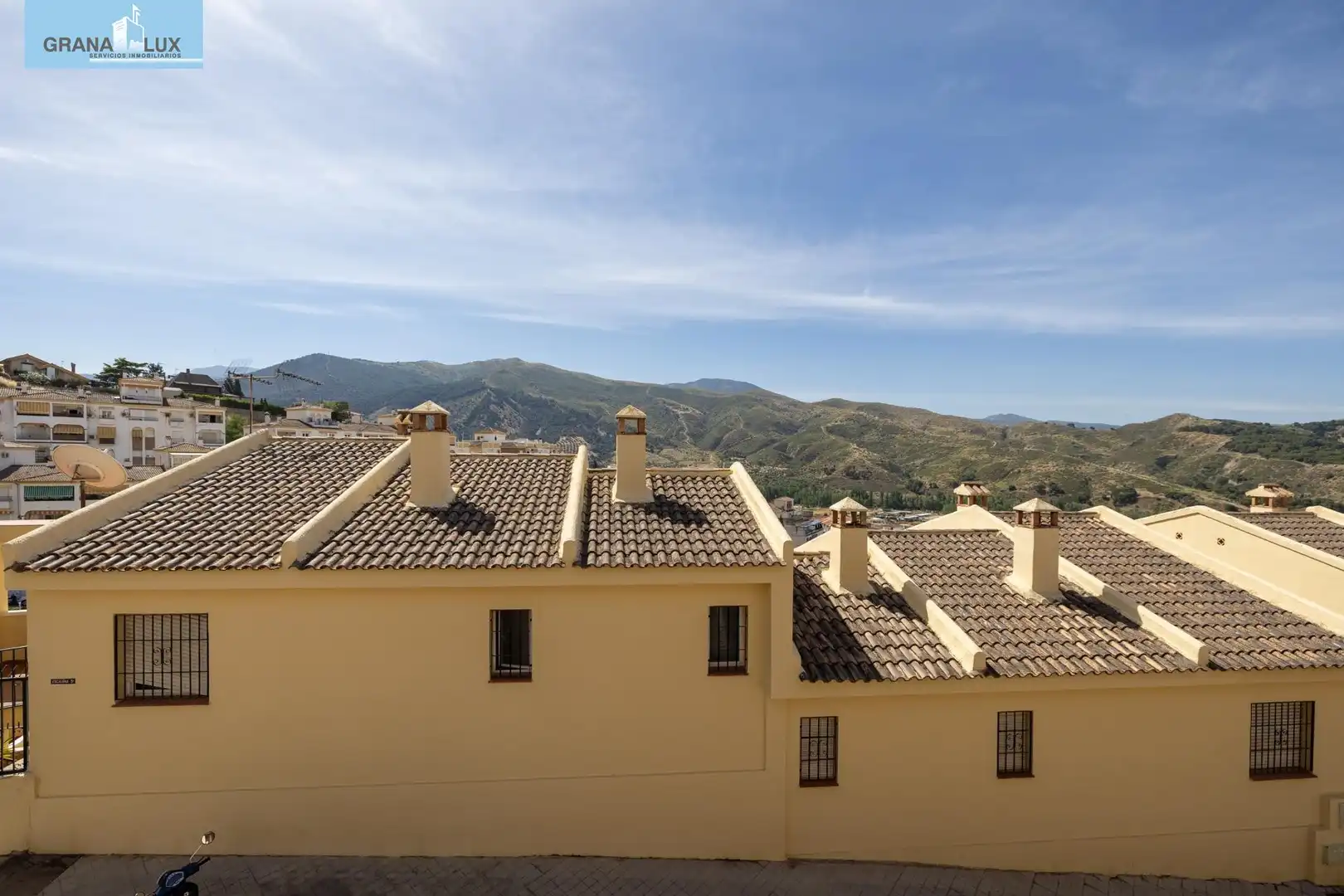 Vista exterior de Casa adosada en venda en Cenes de la Vega amb Aire condicionat, Calefacció i Terrassa