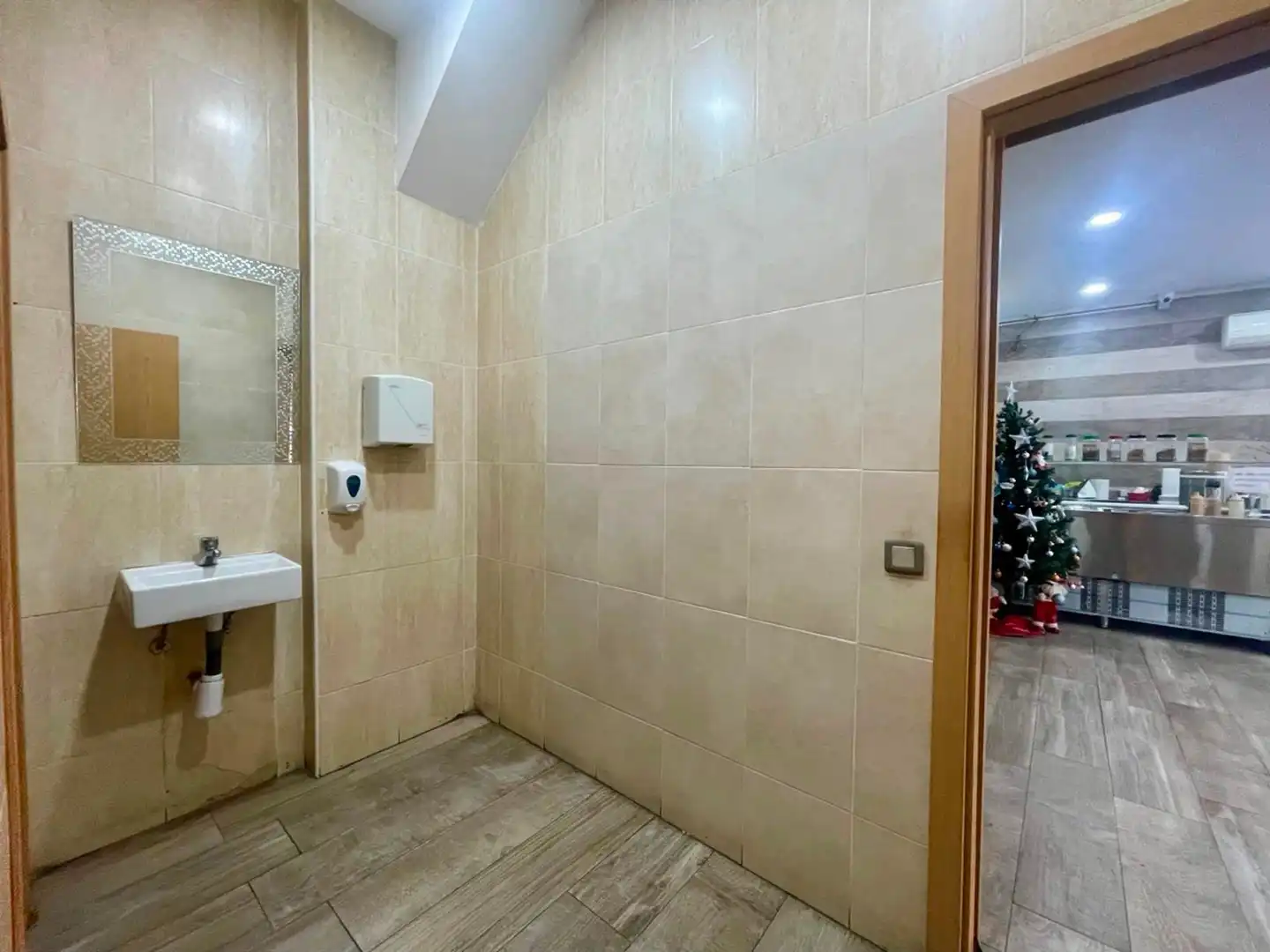 Baño de Local en traspaso en Cornellà de Llobregat con Aire acondicionado, Amueblado y Internet