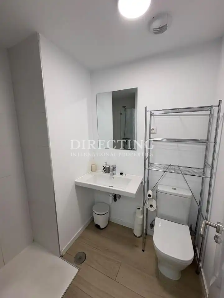Baño de Piso de alquiler en Madrid con Aire acondicionado, Balcón y Piscina comunitaria