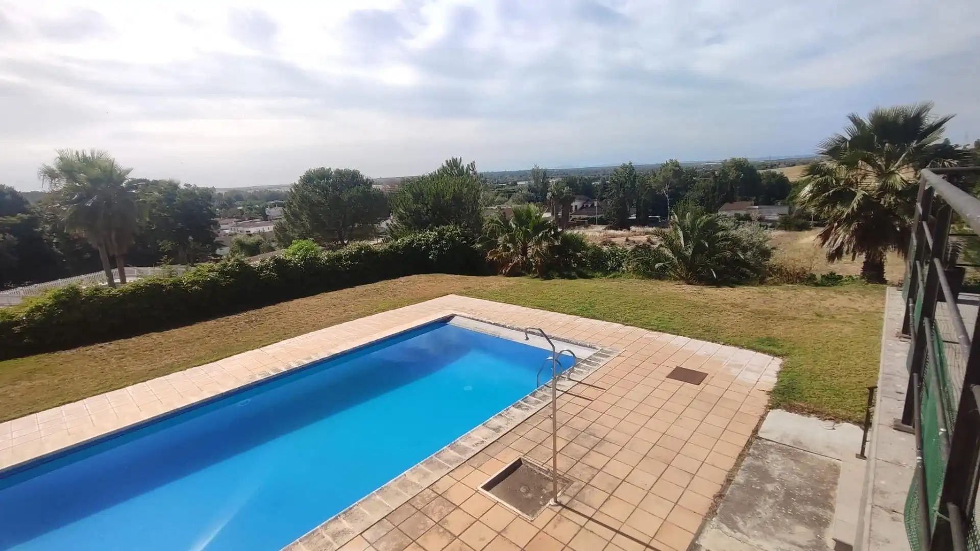 Piscina de Casa o xalet en venda en Badajoz amb Aire condicionat, Calefacció i Jardí privat