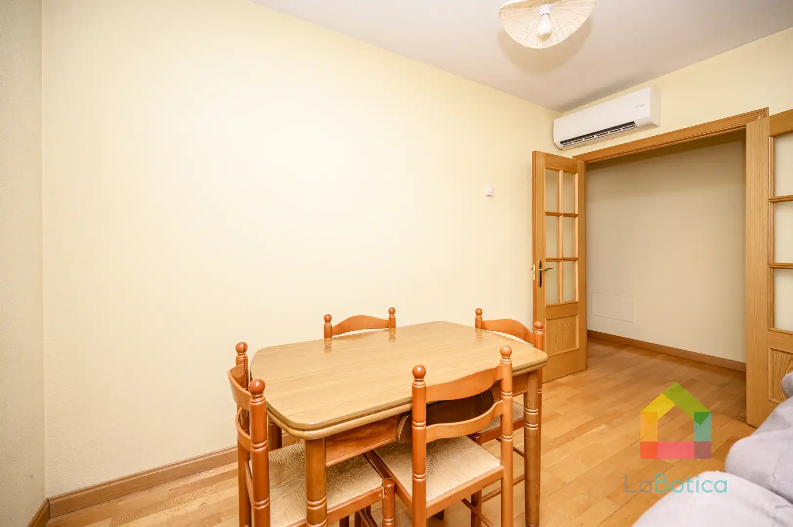 Menjador de Apartament en venda en Toledo amb Aire condicionat, Moblat i Piscina comunitària