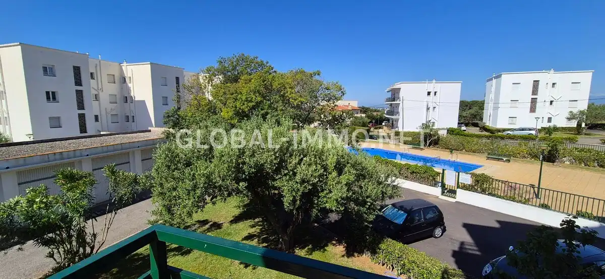 Außenansicht von Wohnung zum Verkauf in Roses mit Terrasse, Schwimmbad und Möbliert