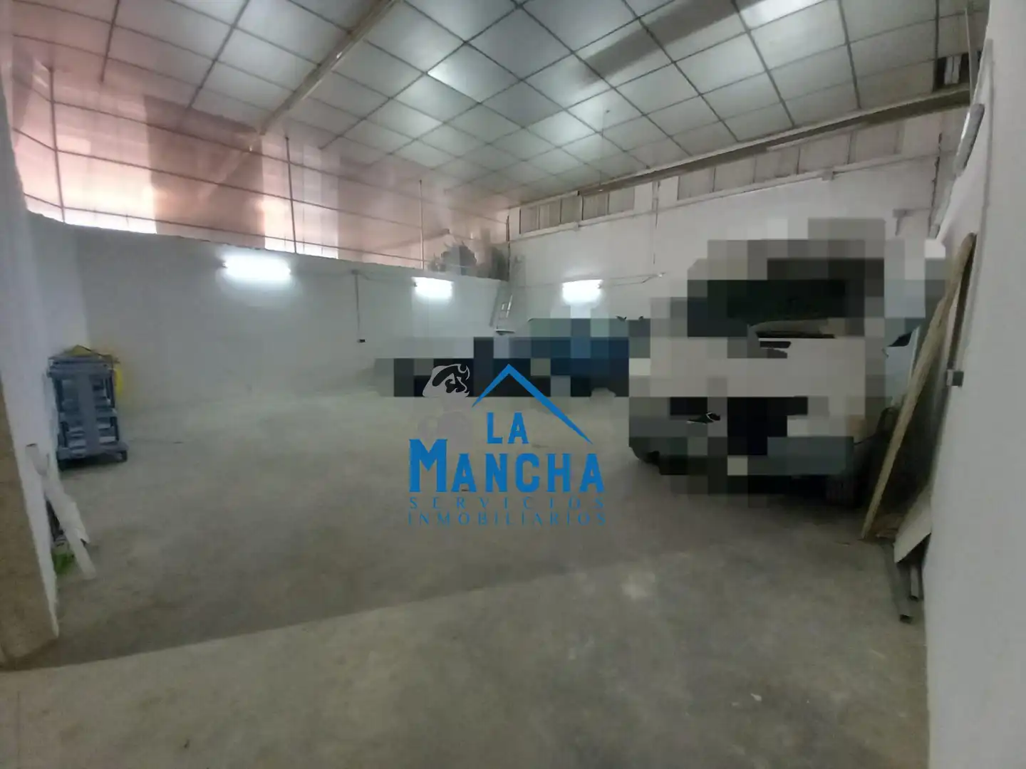 Parkplatz von Fabrikhallen zur Miete in Albacete