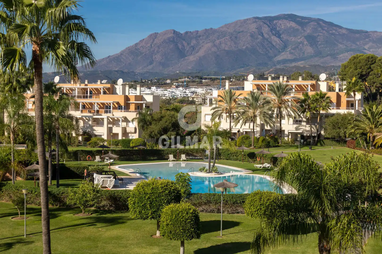 Vista exterior de Dúplex en venta en Estepona con Calefacción, Jardín privado y Piscina