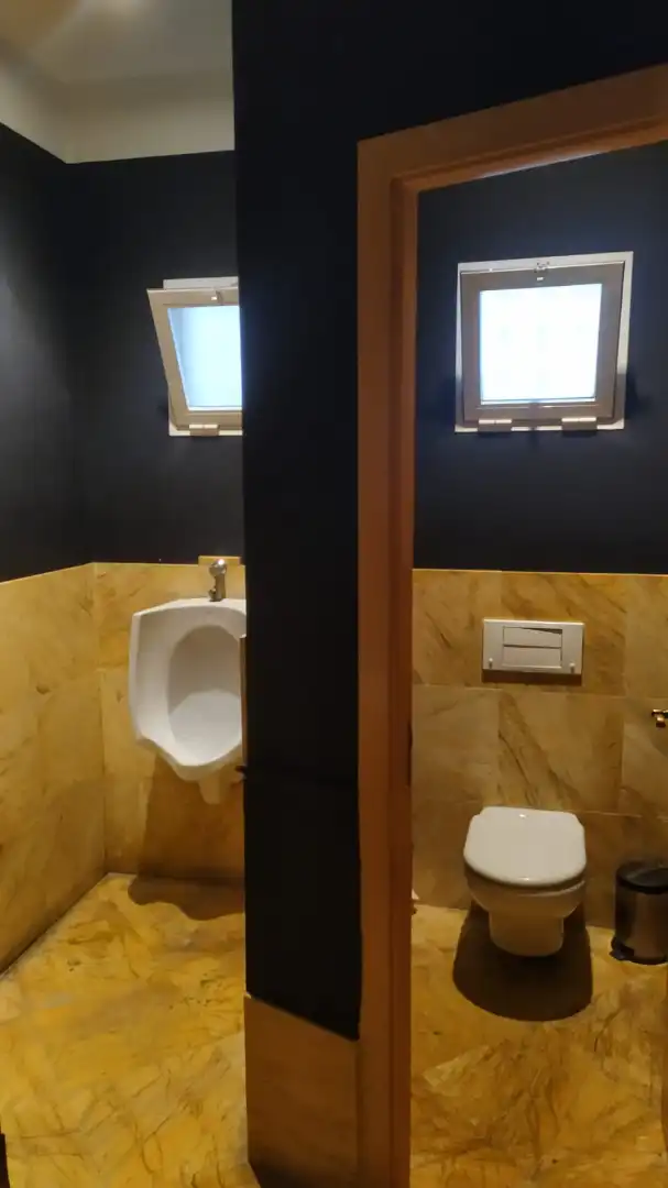 Badezimmer von Geschaftsraum zur Miete in Nerja mit Klimaanlage, Heizung und Terrasse