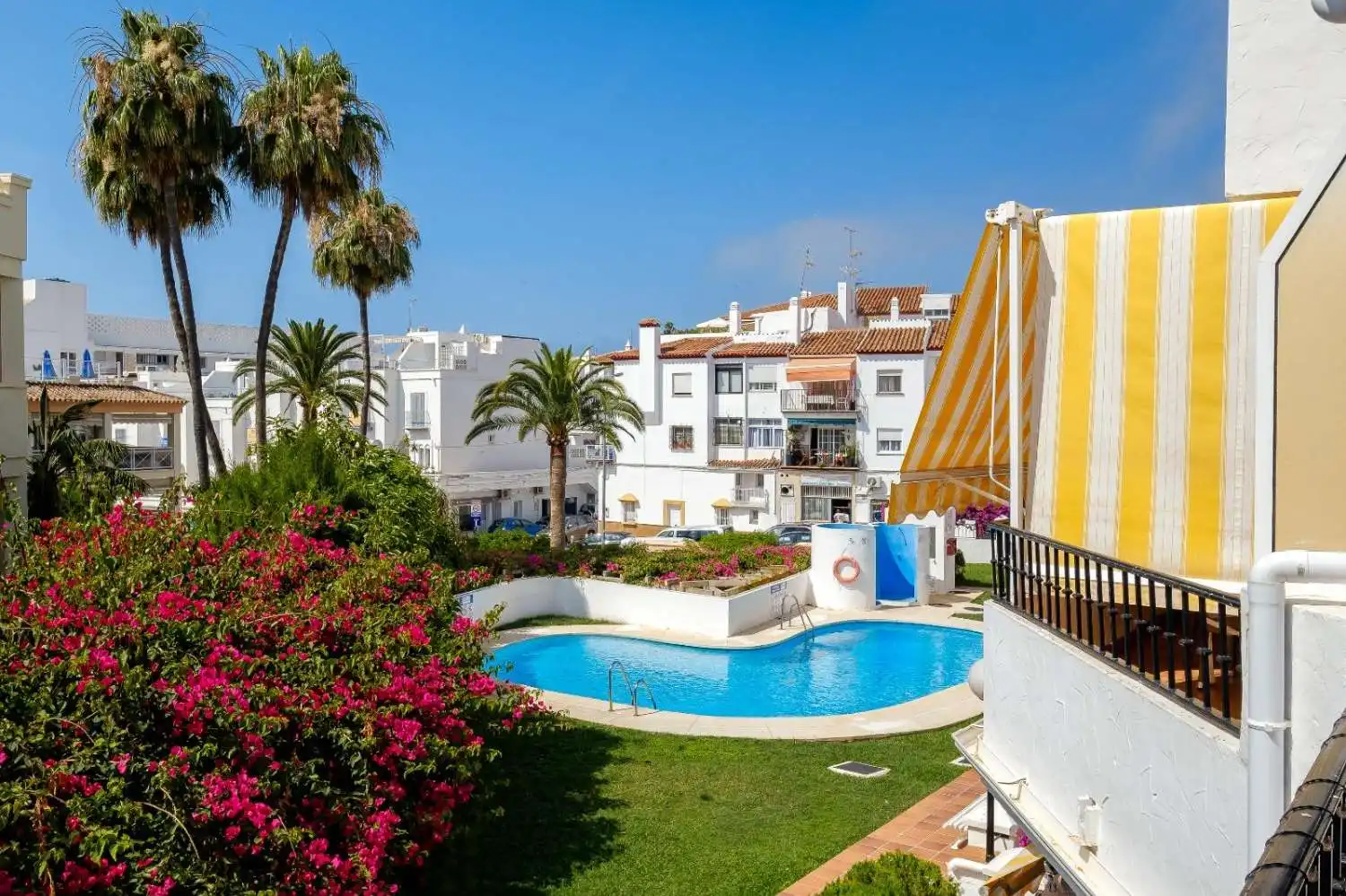 Vista exterior de Apartamento en venta en Nerja con Piscina y Amueblado