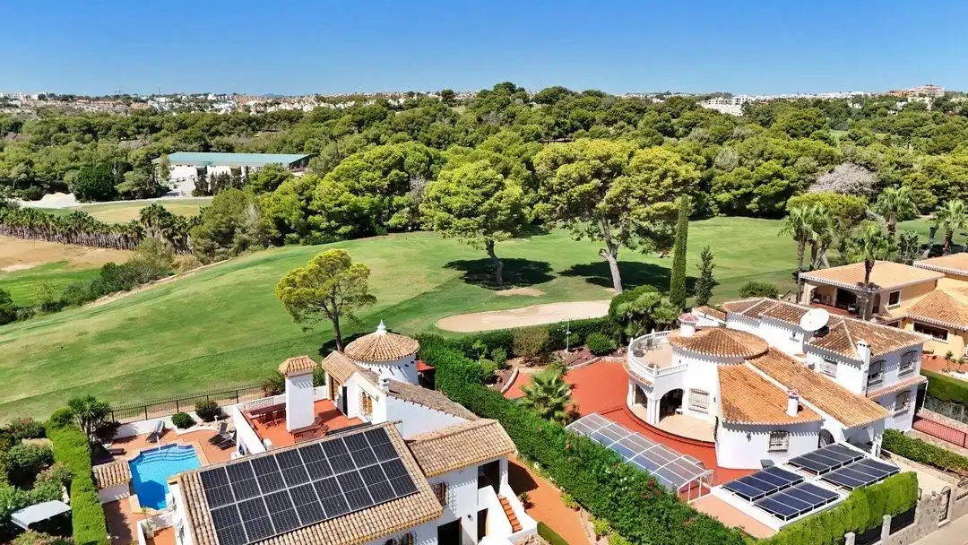 Vista exterior de Casa o xalet en venda en Orihuela amb Aire condicionat, Calefacció i Jardí privat
