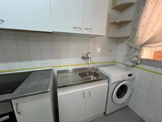 Cuina de Pis de lloguer en Puertollano amb Aire condicionat, Calefacció i Moblat
