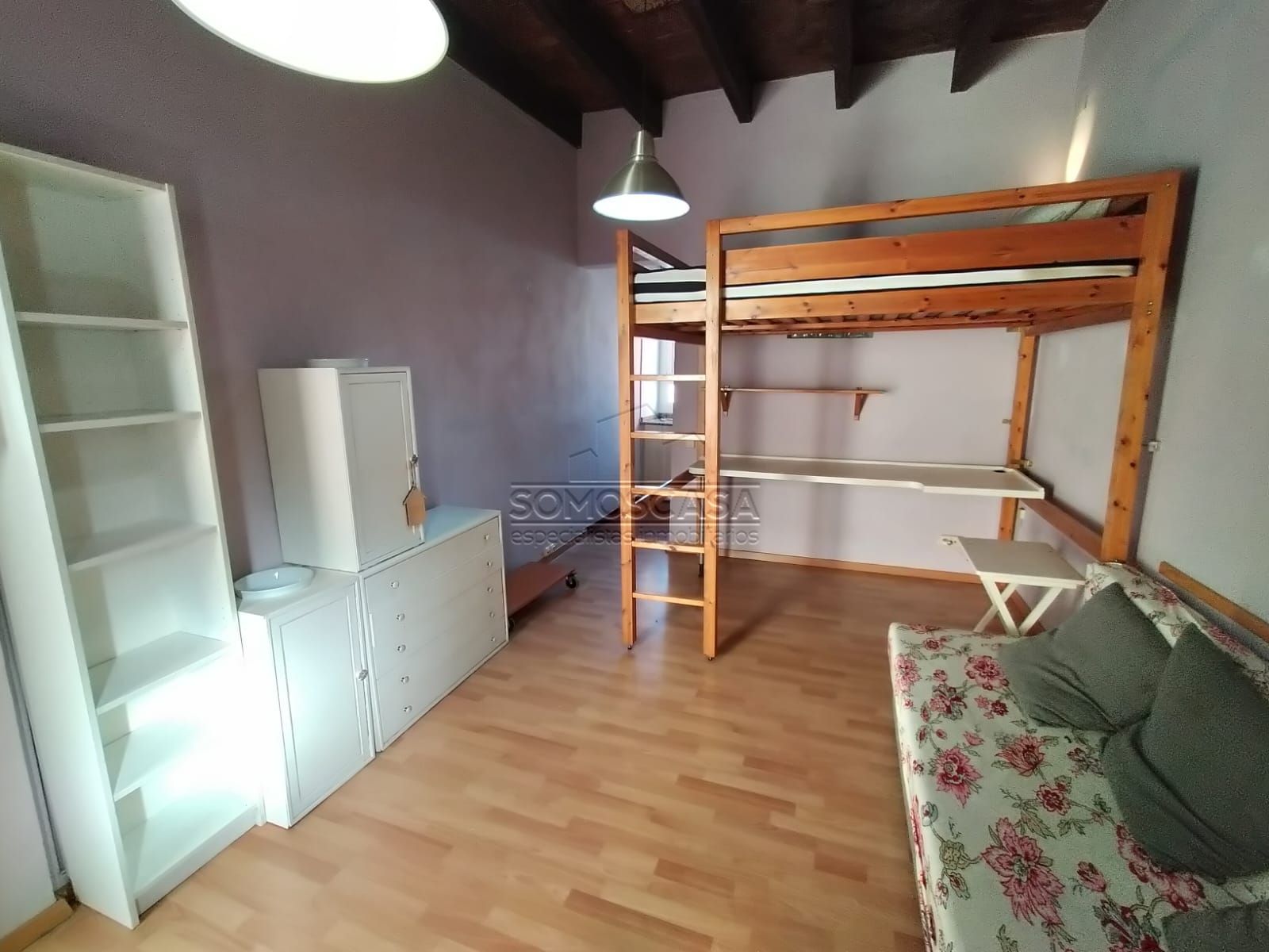 Dormitori de Pis de lloguer en  Barcelona Capital amb Parquet, Terrassa i Moblat