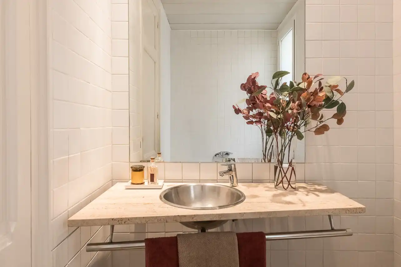 Baño de Apartamento de alquiler en Barcelona con Aire acondicionado, Calefacción y Jardín privado