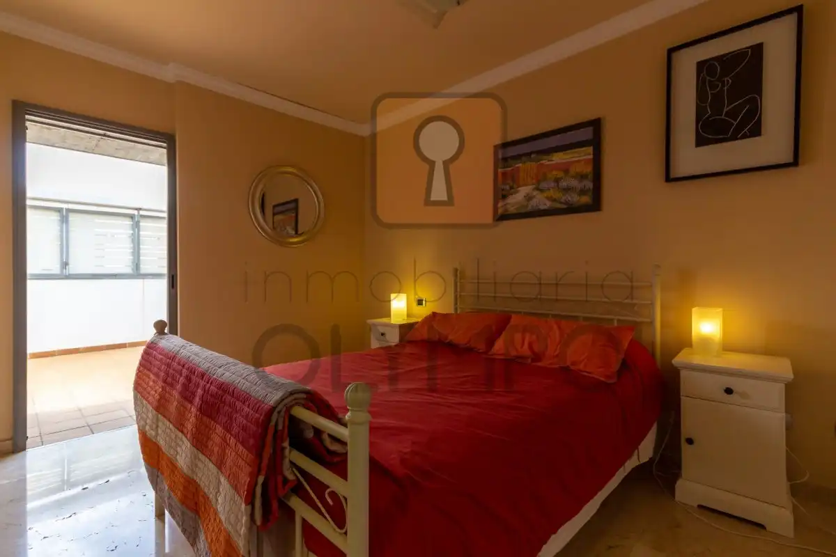 Schlafzimmer von Dachboden zur Miete in Santa Cruz de Tenerife mit Klimaanlage, Terrasse und Abstellraum