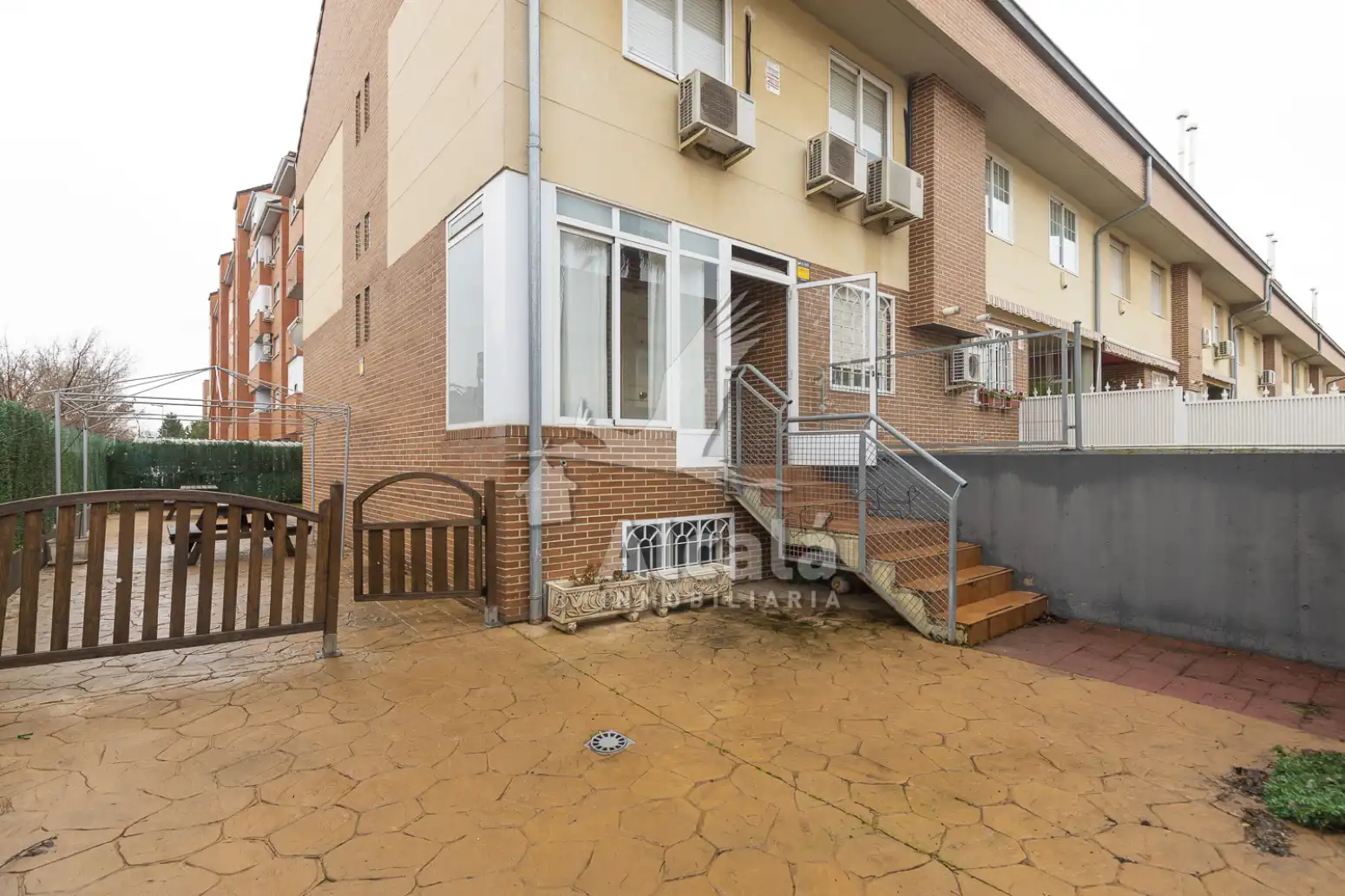 Außenansicht von Einfamilien-Reihenhaus zum Verkauf in Alcalá de Henares mit Heizung und Terrasse