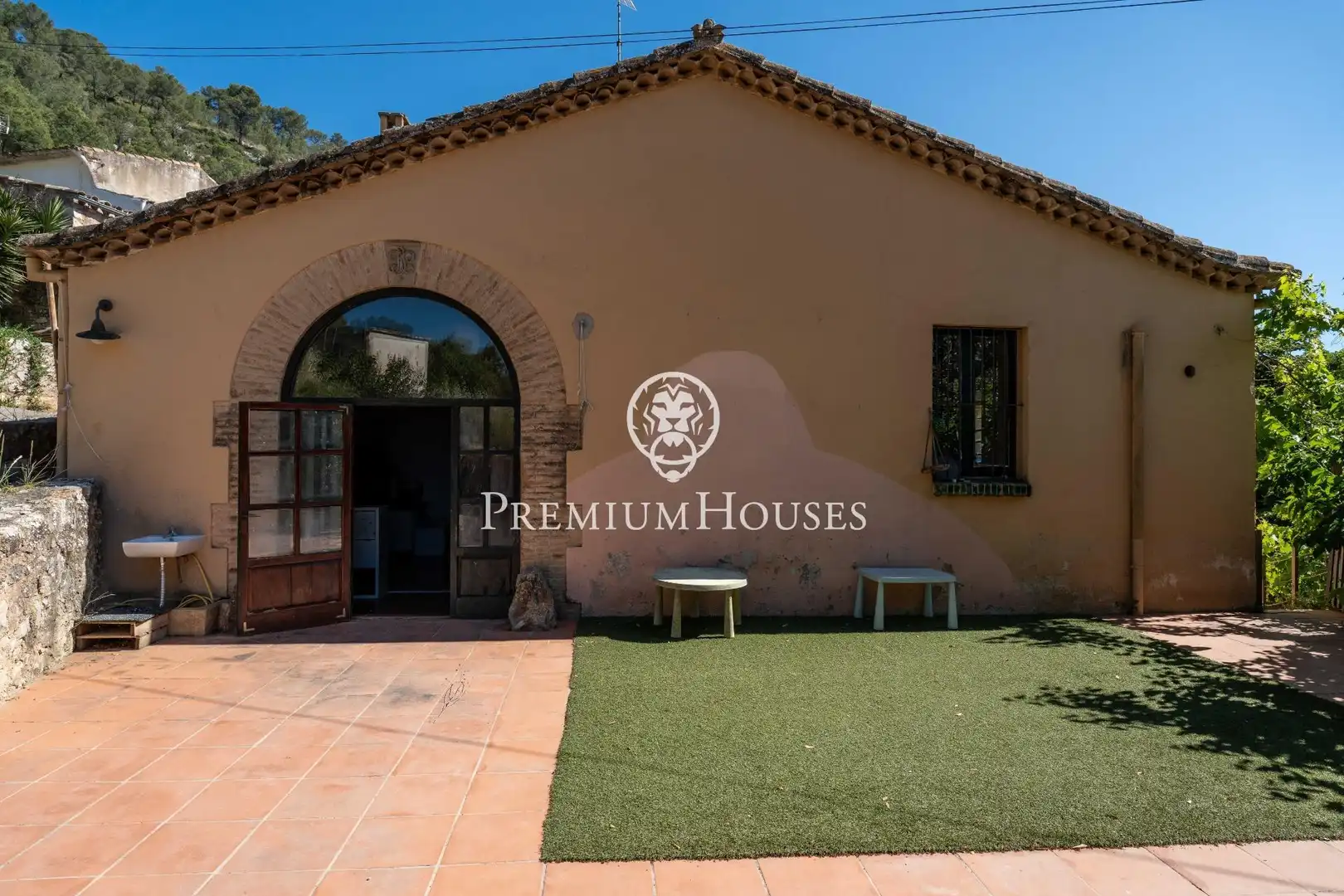 Vista exterior de Finca rústica en venda en Sant Pere de Ribes amb Calefacció i Jardí privat