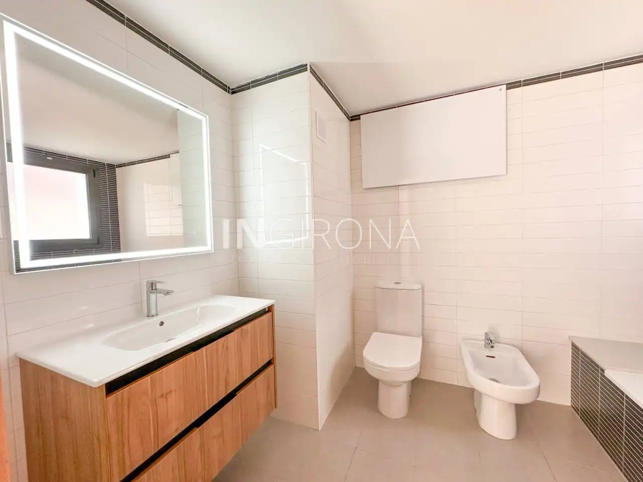Bany de Pis en venda en Girona amb Aire condicionat, Calefacció i Parquet