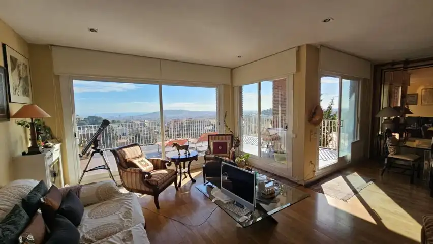 Sala d'estar de Casa o xalet en venda en Barcelona amb Aire condicionat, Calefacció i Jardí privat