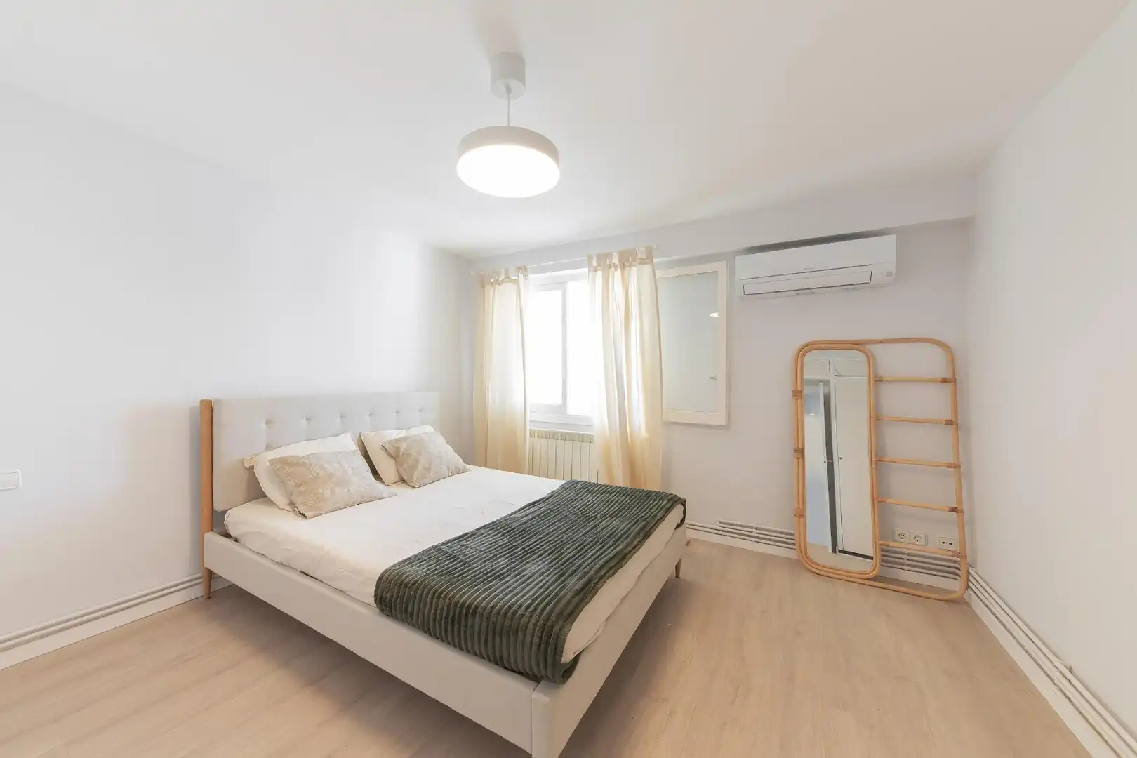 Schlafzimmer von Dachboden zur Miete in  Palma de Mallorca mit Klimaanlage, Heizung und Parkett