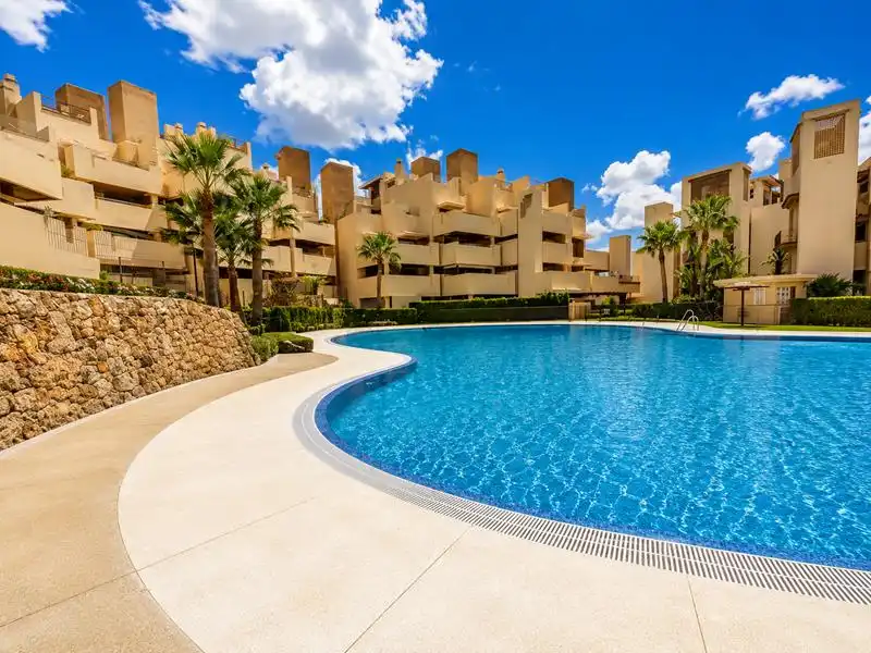 Piscina de Pis de lloguer en Estepona amb Jardí privat, Terrassa i Moblat