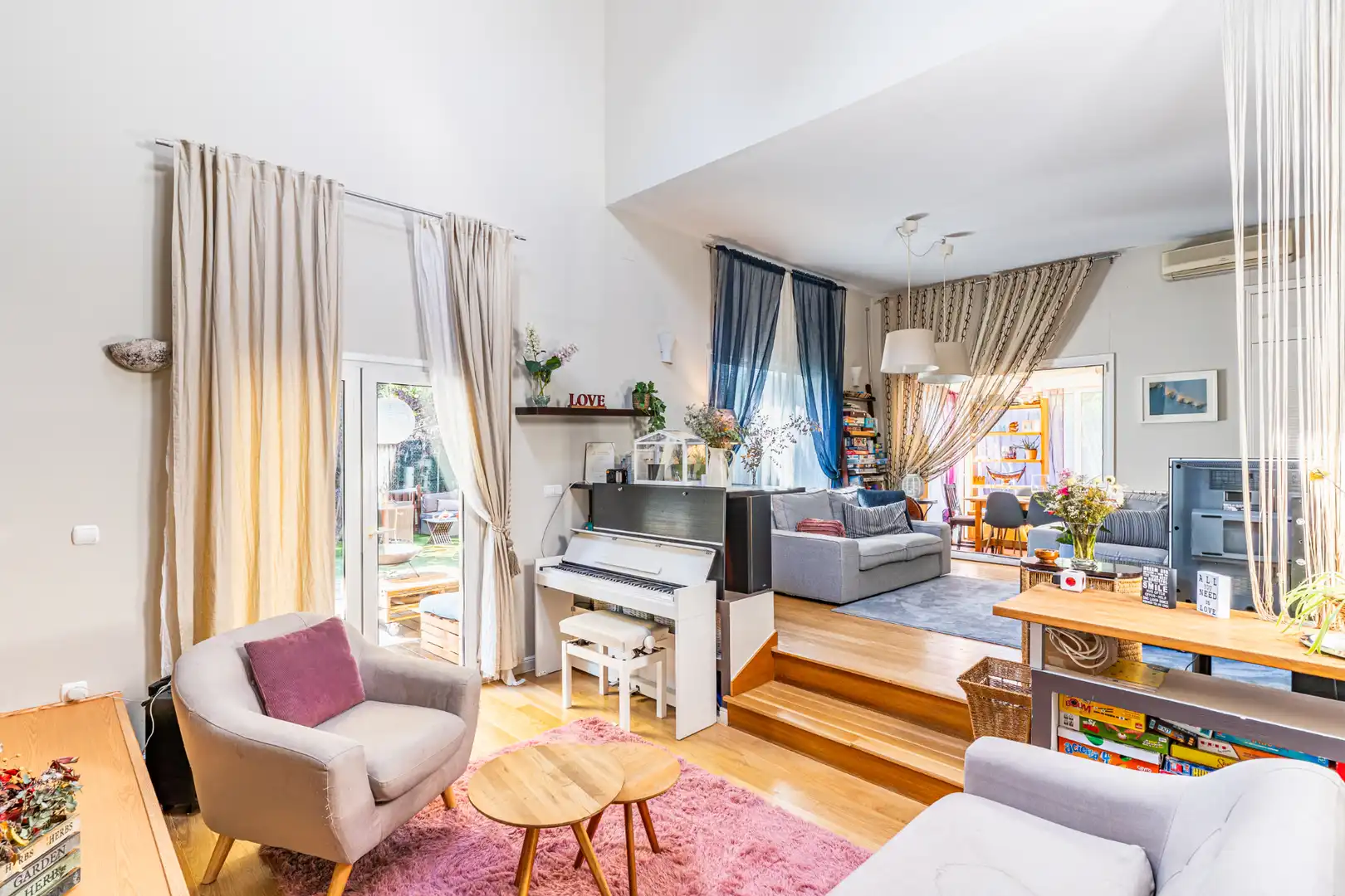 Sala d'estar de Casa o xalet en venda en Las Rozas de Madrid amb Aire condicionat, Calefacció i Jardí privat